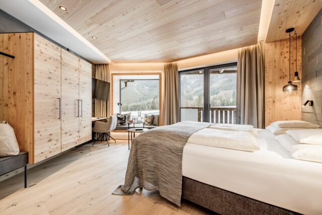 Modernes Zimmer mit Holzdekor und Blick auf Berge