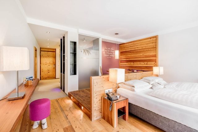 Helles Zimmer mit Holzdetails und modernen Möbeln