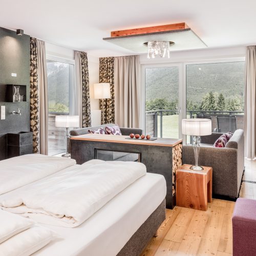 Helles und modernes Hotelzimmer mit Bergblick