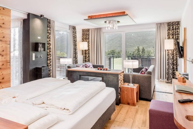 Helles und modernes Hotelzimmer mit Bergblick