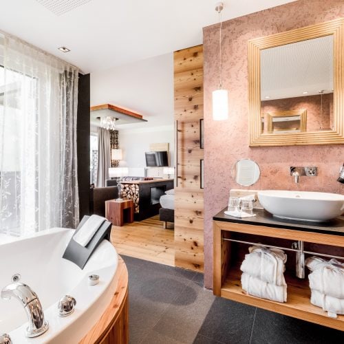 Elegantes Badezimmer mit Whirlpool und modernem Design.