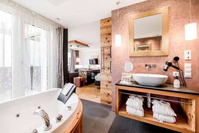 Elegantes Badezimmer mit Whirlpool und modernem Design.