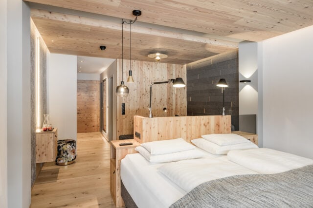 Helles, modernes Hotelzimmer mit Holzdetails.