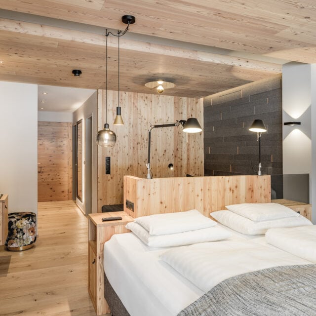 Helles, modernes Hotelzimmer mit Holzdetails.