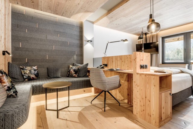 Modernes Zimmer mit Holzdekor und gemütlicher Sitzecke