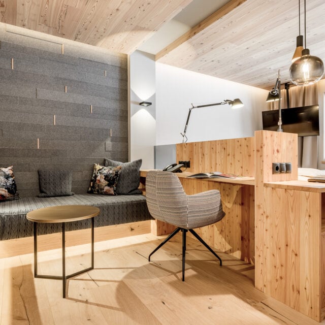 Modernes Zimmer mit Holzdekor und gemütlicher Sitzecke