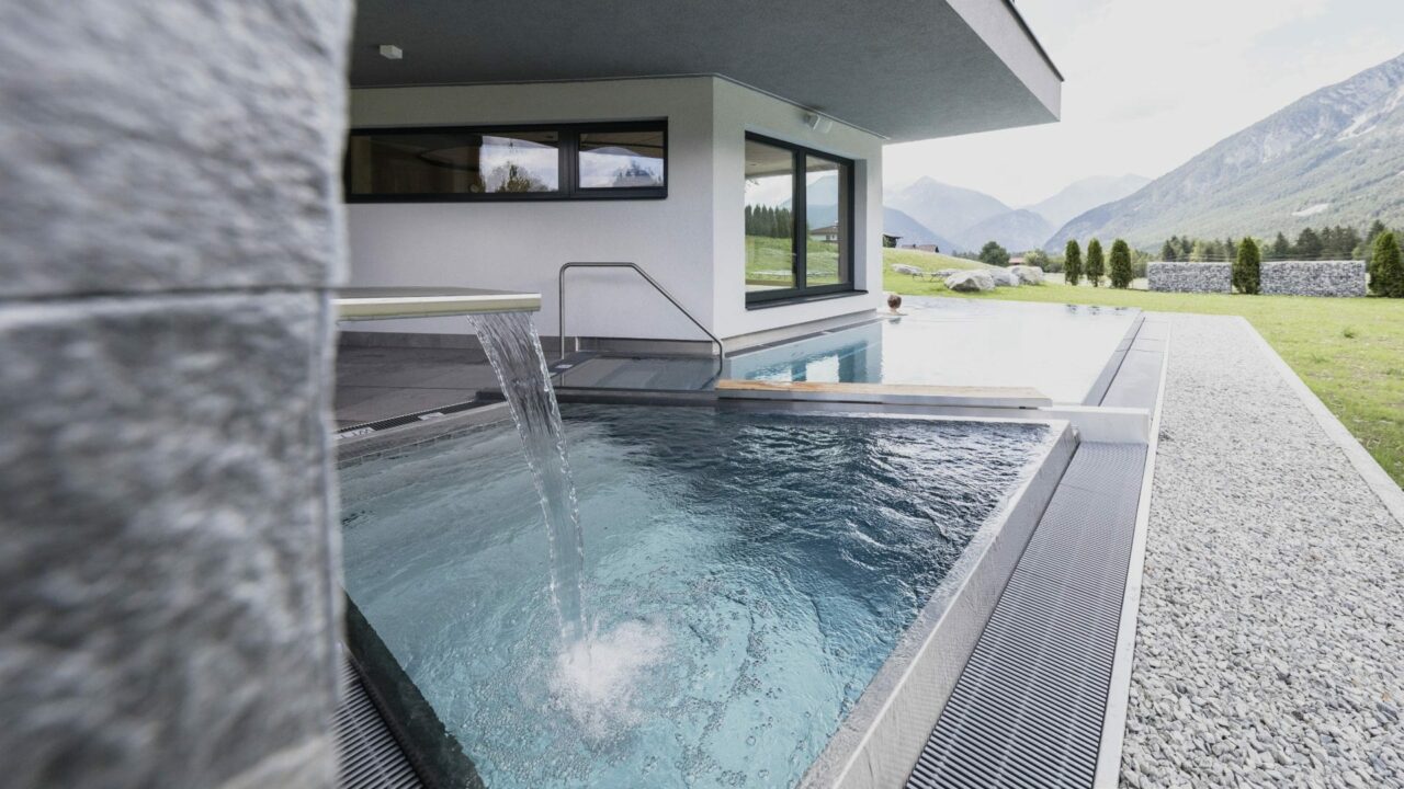 Erfrischung nach der Sauna im Kaltwasserbecken