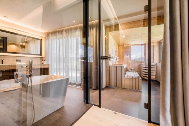 Moderne Badezimmeransicht mit Sauna und Badewanne.
