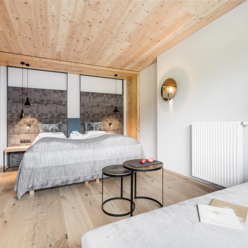 Modernes Schlafzimmer mit Holzdetails und gemütlichem Design