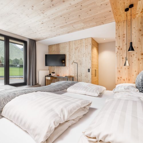 K modernes Schlafzimmer mit Fenster und Fernseher