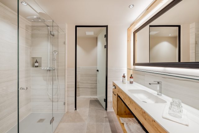 Modernes Badezimmer mit Dusche und Spiegel