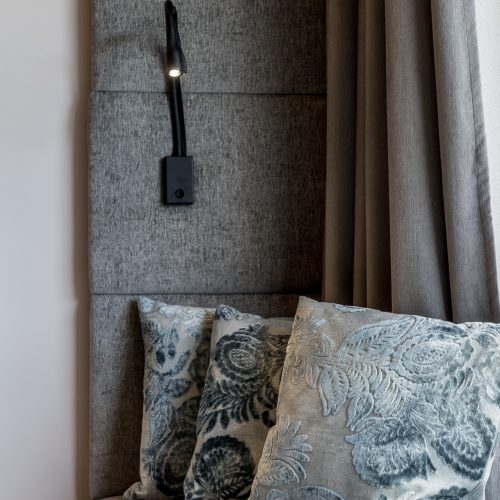 Gemütliche Sitzecke mit eleganten Kissen.