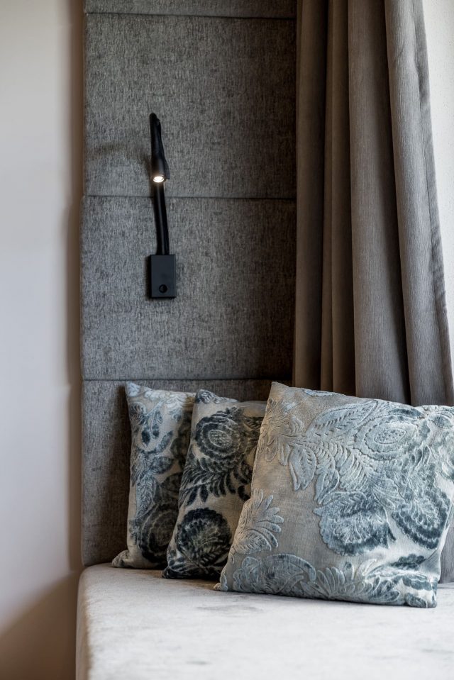 Gemütliche Sitzecke mit eleganten Kissen.