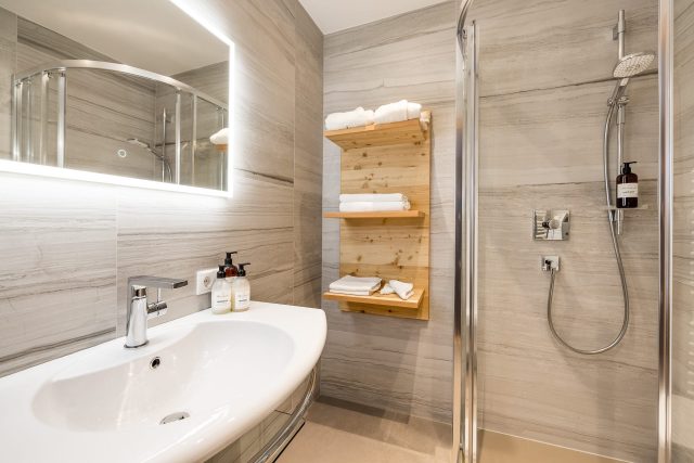 Modernes Badezimmer mit Dusche und Waschbecken