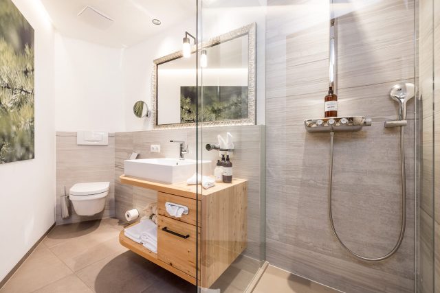 Modernes Badezimmer mit Dusche und Spiegel