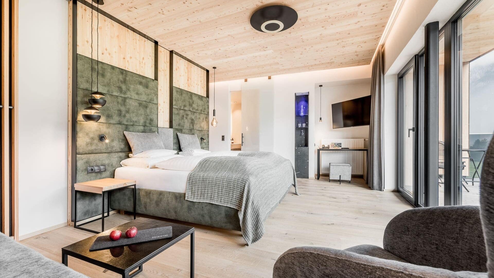 Helles, modernes Zimmer mit Doppelbett und TV.