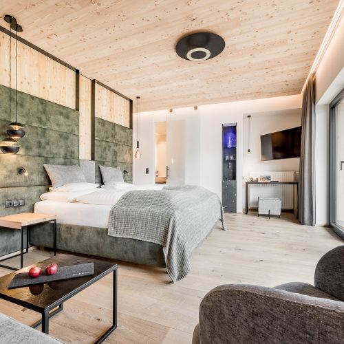 Helles, modernes Zimmer mit Doppelbett und TV.