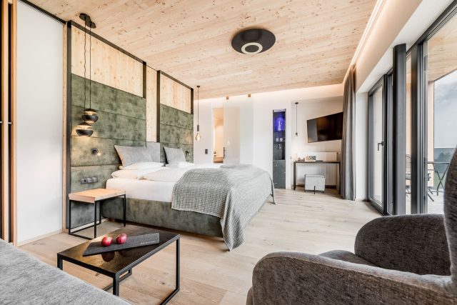 Helles, modernes Zimmer mit Doppelbett und TV.