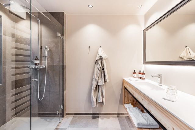 Modernes Badezimmer mit Dusche und Waschtisch