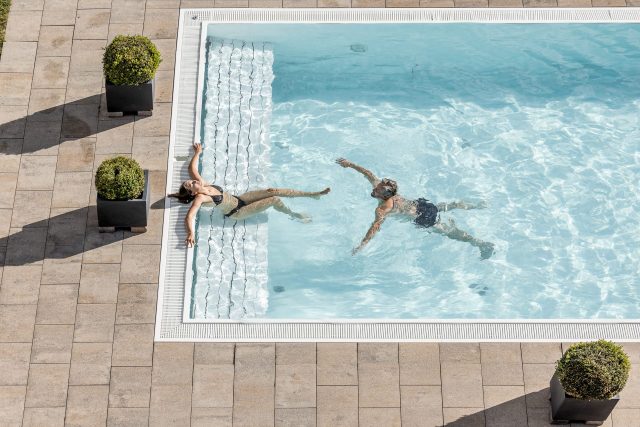 Menschen im Pool genießen den Sommer.