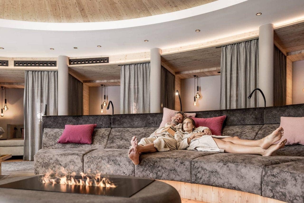 Entspannung im modernen Wellnessbereich am Kamin.