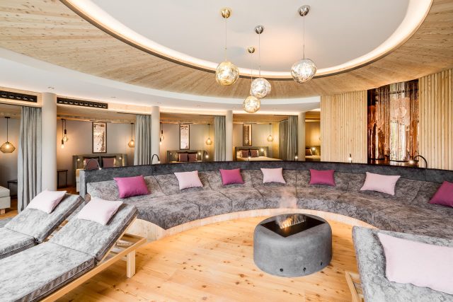 Gemütlicher Wellnessbereich mit Loungemöbeln