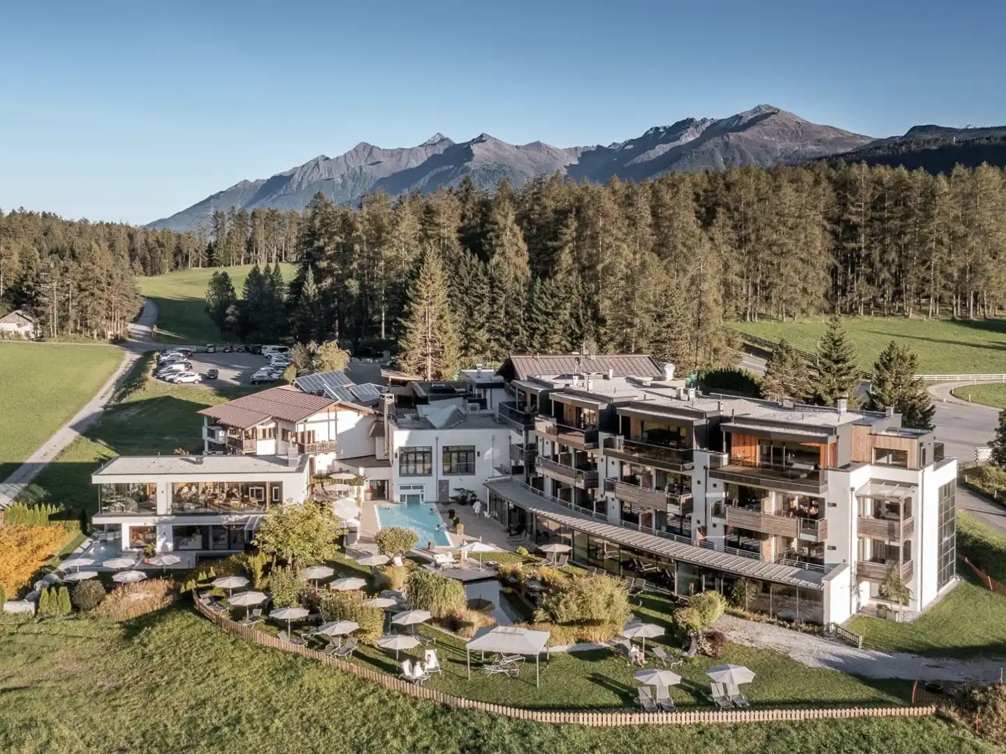 Landschaft mit Hotel und Bergen im Hintergrund