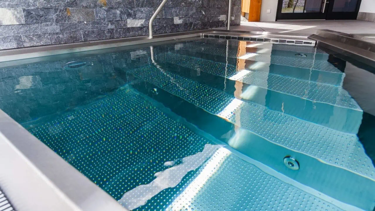 Entspannender Innenpool mit blauen Wasserflächen.