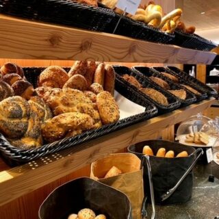 Vielfalt an frischen Brötchen in Körben