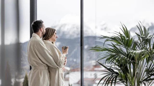 Paar im Bademantel mit Bergblick