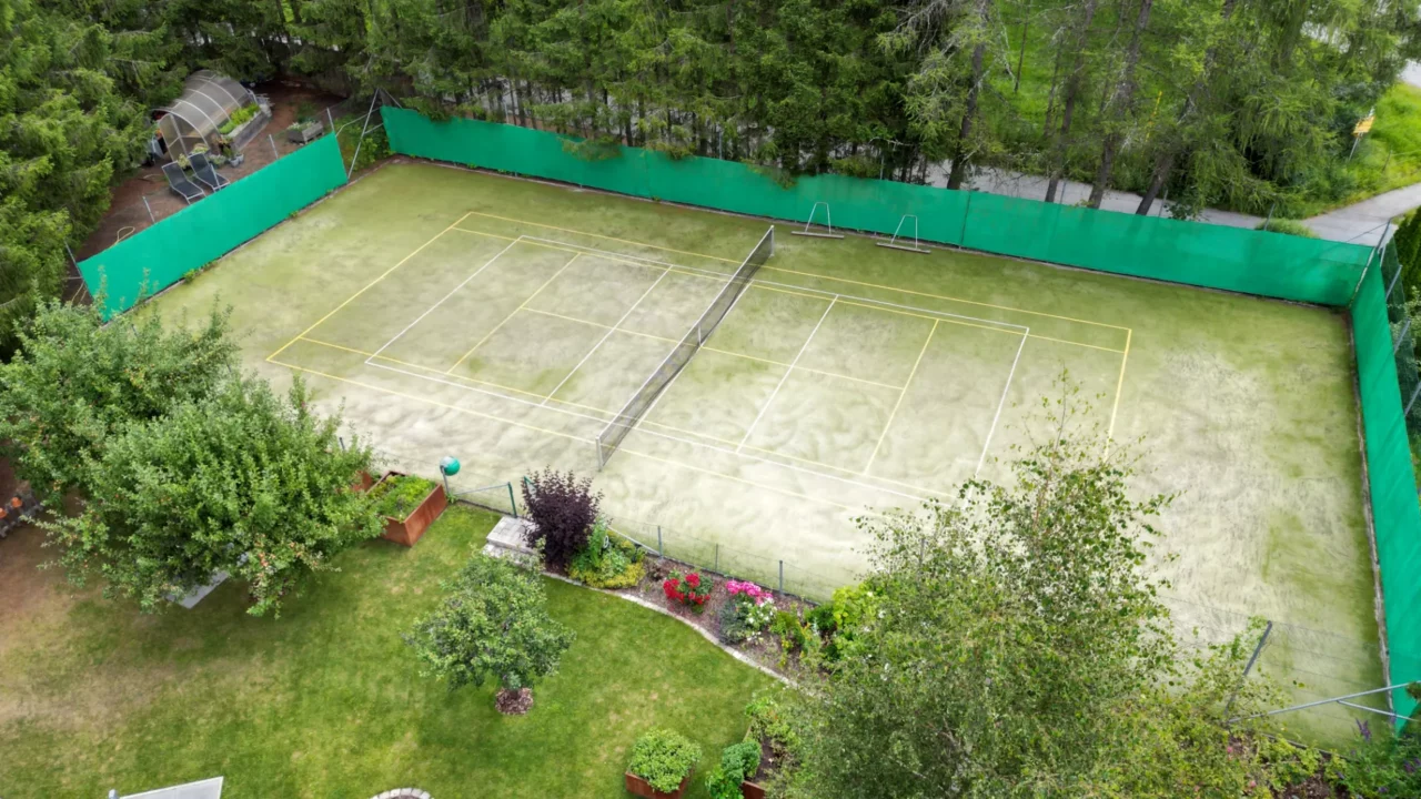 hotel holzleiten tennisplatz luftbild