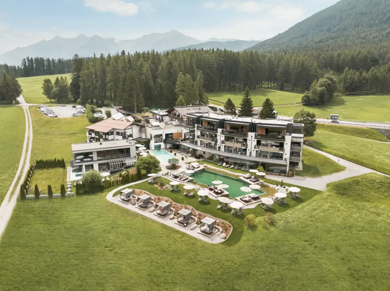 Luftaufnahme eines Hotels mit Pool und Garten