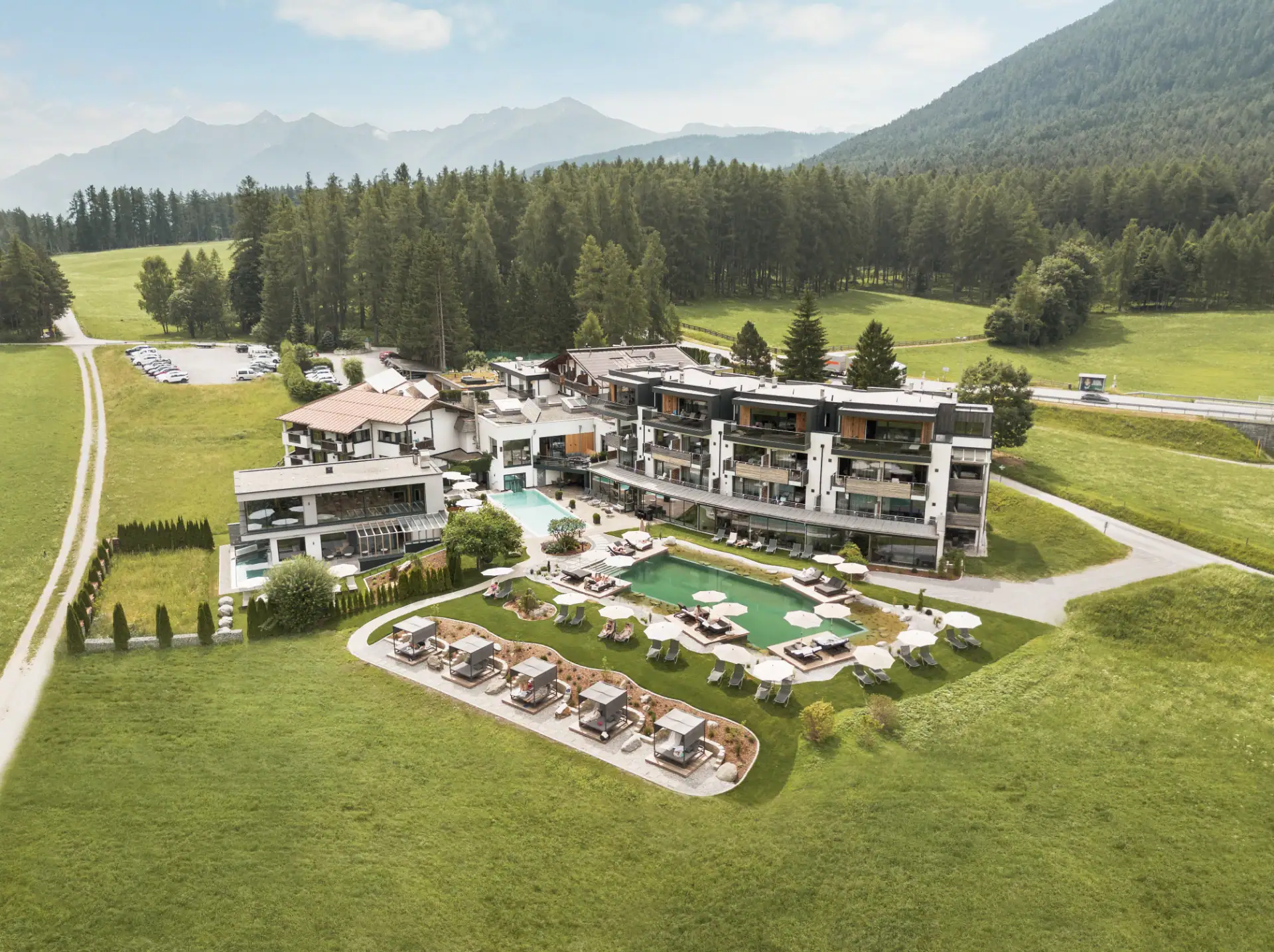 Luftaufnahme eines Hotels mit Pool und Garten