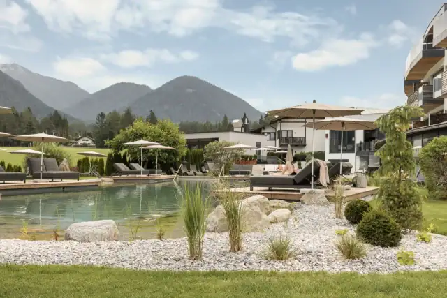 Hotelanlage mit Pool und Bergen im Hintergrund