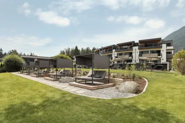 Entspannende Liegen in einem Gartenbereich