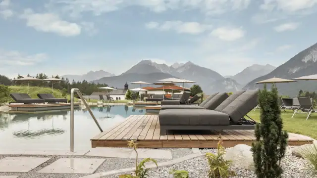 Entspannungsbereich am Pool mit Bergblick